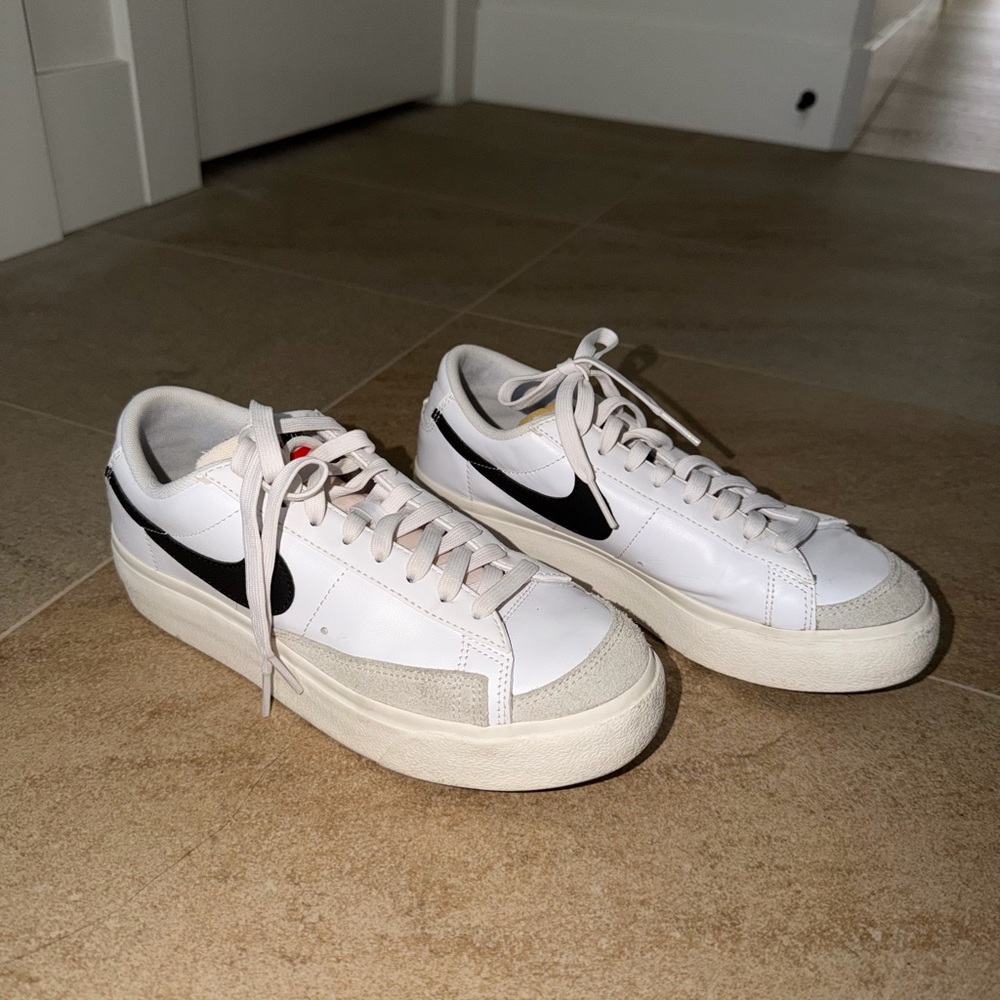 Nike Men's White and Black Low-Top Sneakers